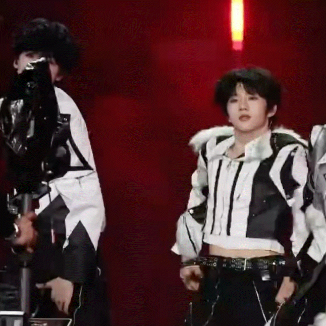 张函瑞直拍张函瑞这个腰绝了。。好会扭啊