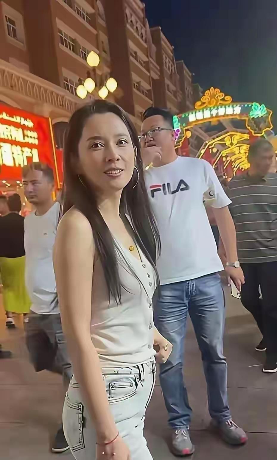 汪峰女友森林北，生图和精修图差别还挺大的！！！
 
汪峰的现女友森林北，本名李巧