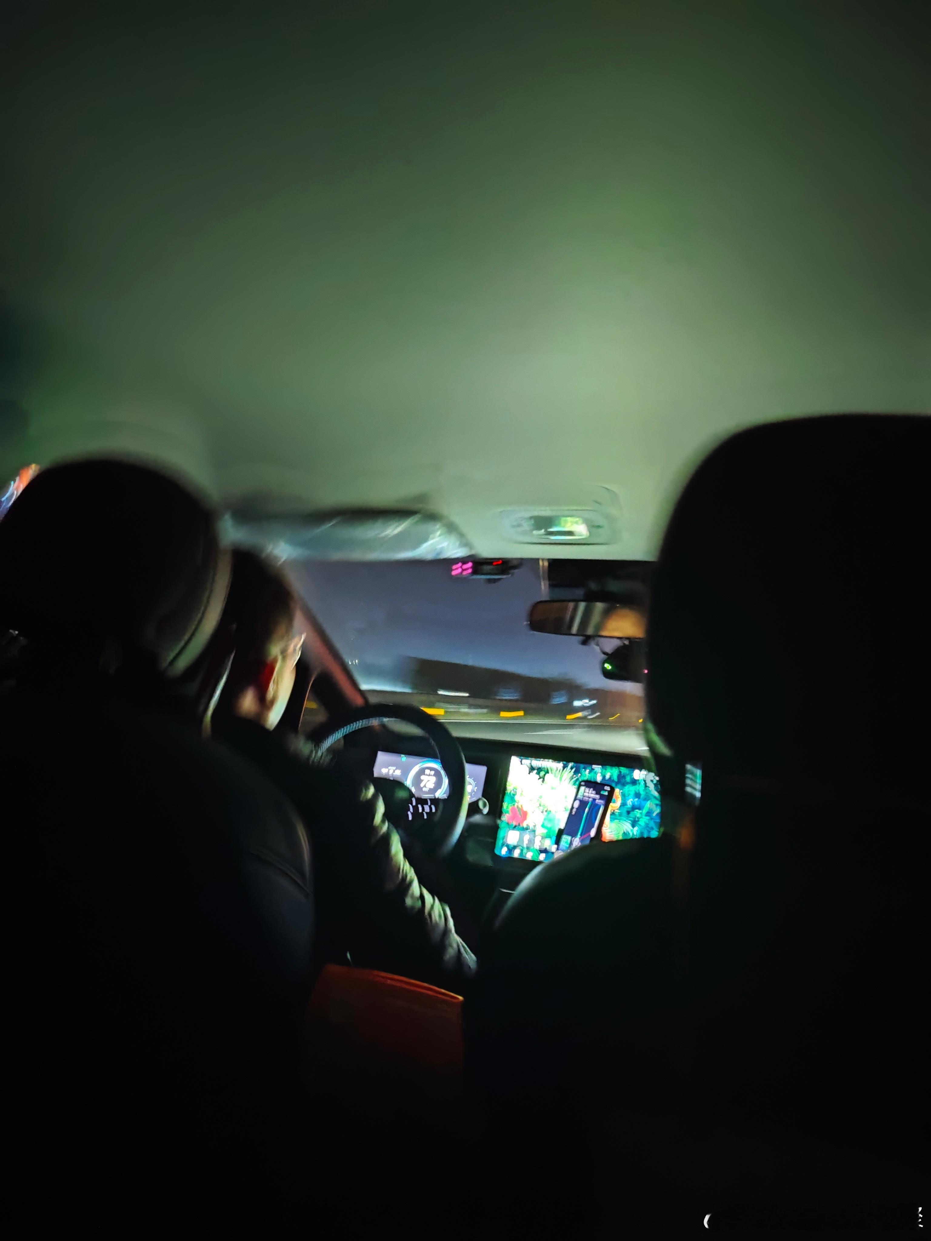 早起南下打了个车去车站因为目的地气温较高所以穿的稍微薄点这都上车半个点了还是冷冷