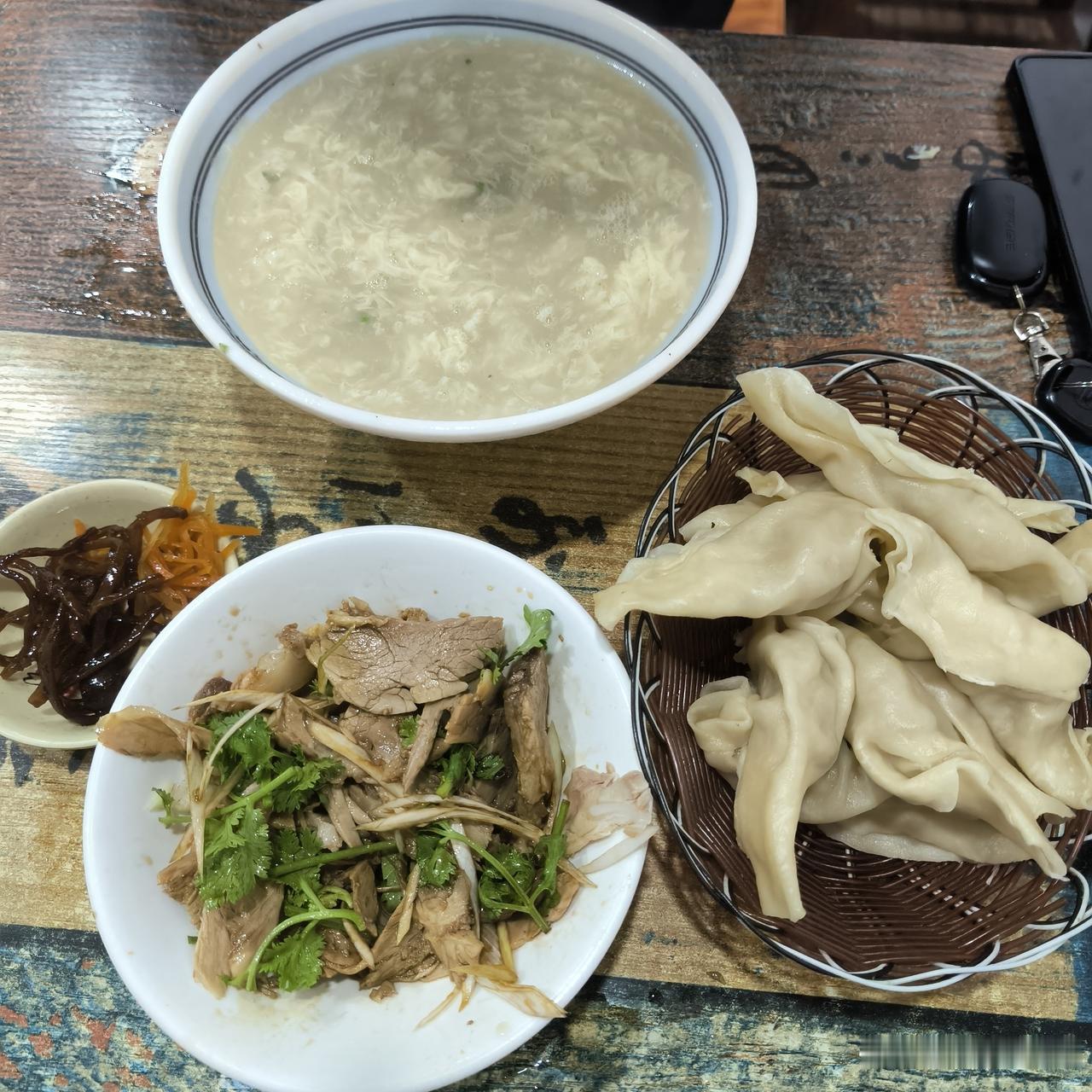 唯有美食最快乐

今天去开会，我就是凑人头撑场面的。

听说会议休息间隙有不错的