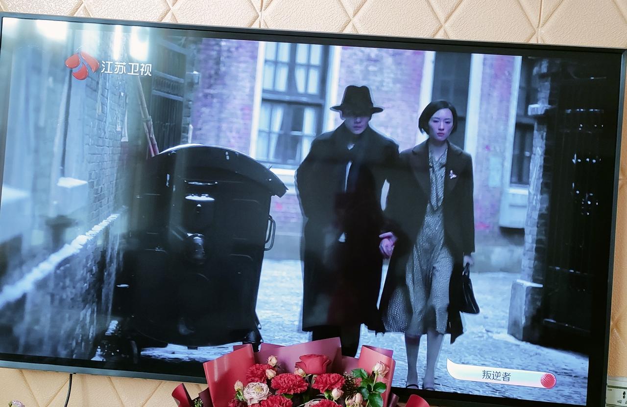 江苏卫视继续收看朱一龙经典谍战剧《叛逆者》，演到朱一龙扮演的林楠笙为了救心爱的女
