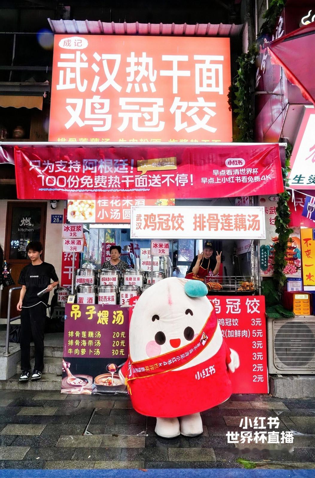 阿根廷赢了但把疲惫写在脸上谁看阿根廷赛后状态不心疼，拼尽全力取胜只剩满身疲惫，武