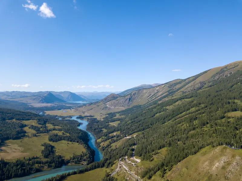 新疆喀纳斯的风光简直绝了！9月底10月初去最合适，那时候就是人间仙境。
喀纳斯湖