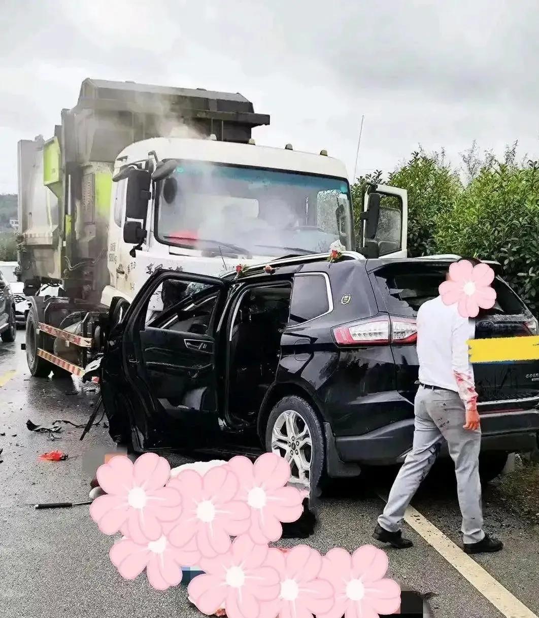发生在湖南岳阳临湘市至忠防镇尾沙坝路段这起车祸，带走了六个人的生命！
网上官方与