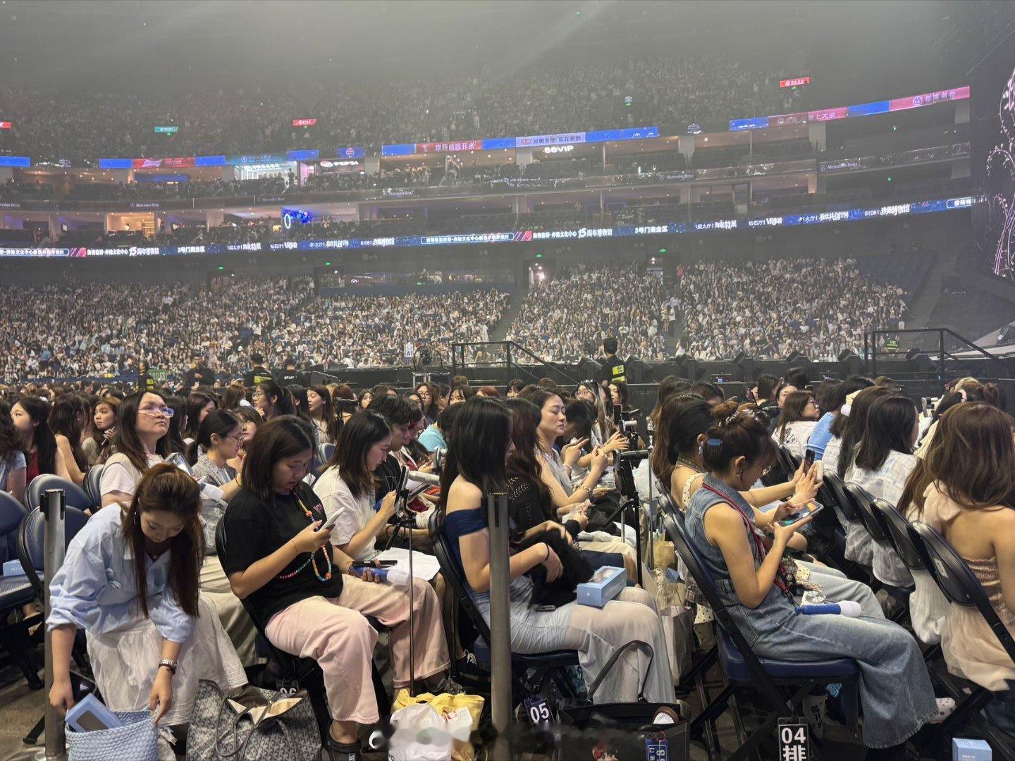谁被鹭卓上海演唱会满场人海震撼到了！鹭卓上海演唱会上座率 梅奔场馆座无虚席，从一
