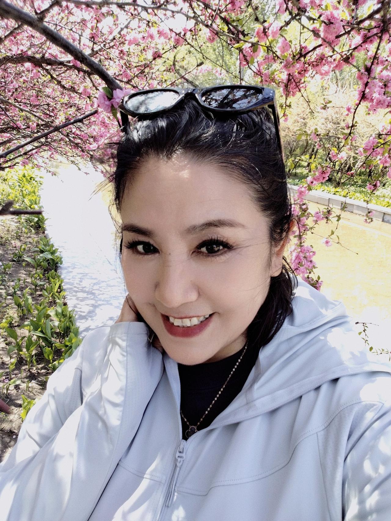 一路走来，慢慢学会了沉淀和自愈。不再轻易情绪化，遇事懂得冷静包容，不再纠结不值得