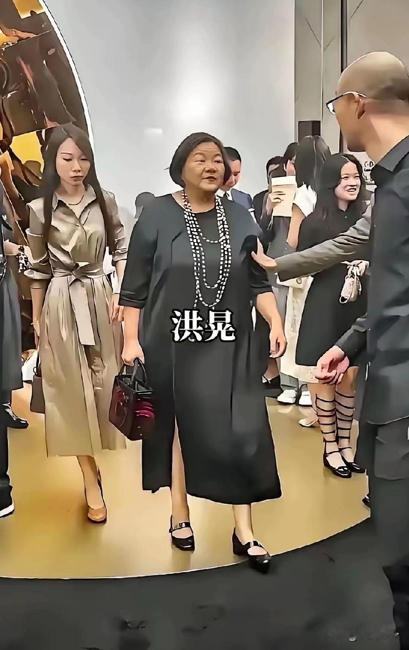 洪晃一句话，把两“名媛”的底裤扒了。

​​她说，田朴珺、杨澜把欧美礼仪当圣经，