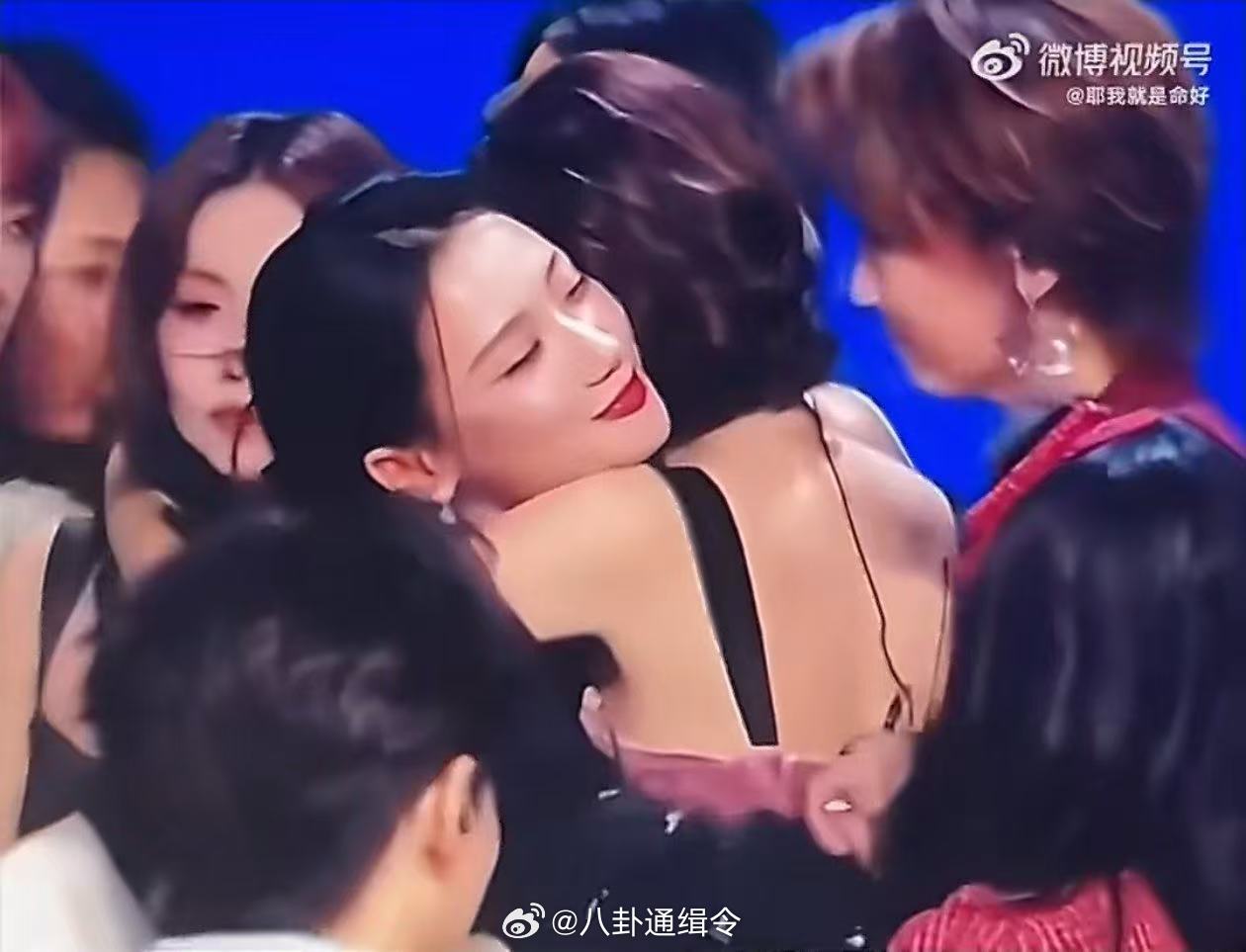 浪姐 夹心饼干吻乘风2026不管什么时候都能看到姐姐互相贴脸亲吻，满满的温柔和宠