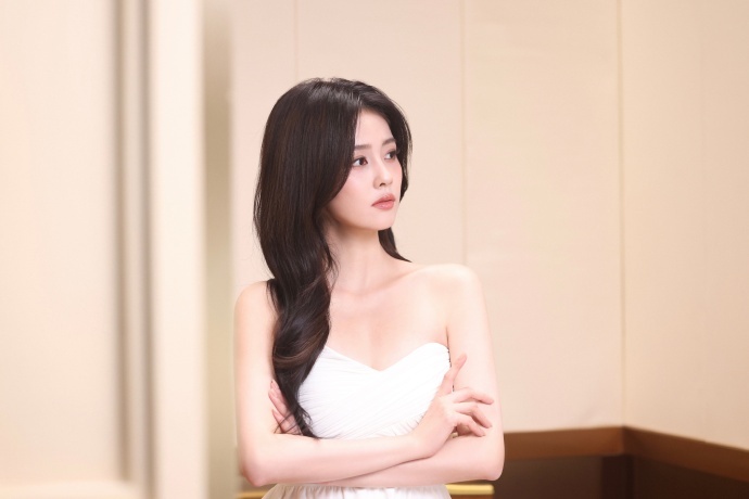 白鹿吊带鎏金裙白鹿肌肤如缎  白鹿吊带鎏金裙，白鹿肌肤如缎，白色抹胸和吊带鎏金裙