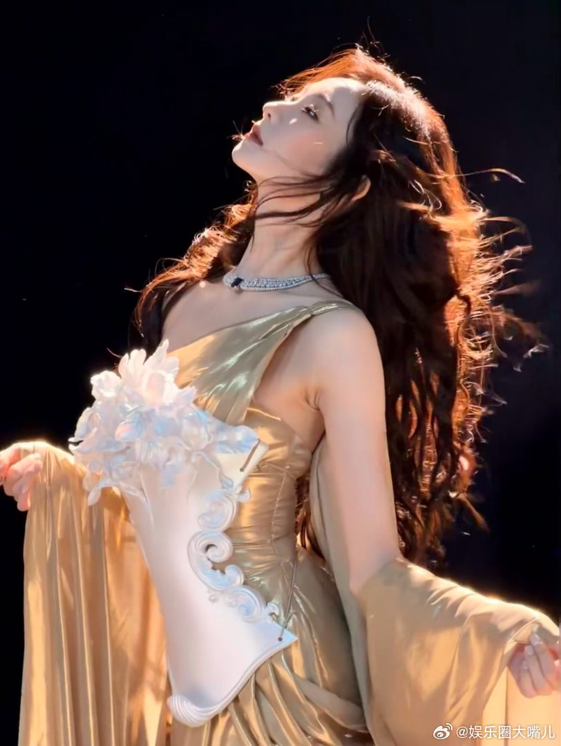 张艺凡从油画里走出的神女张艺凡神女爱世人 狠狠心动！张艺凡这神女造型真的赢麻了，