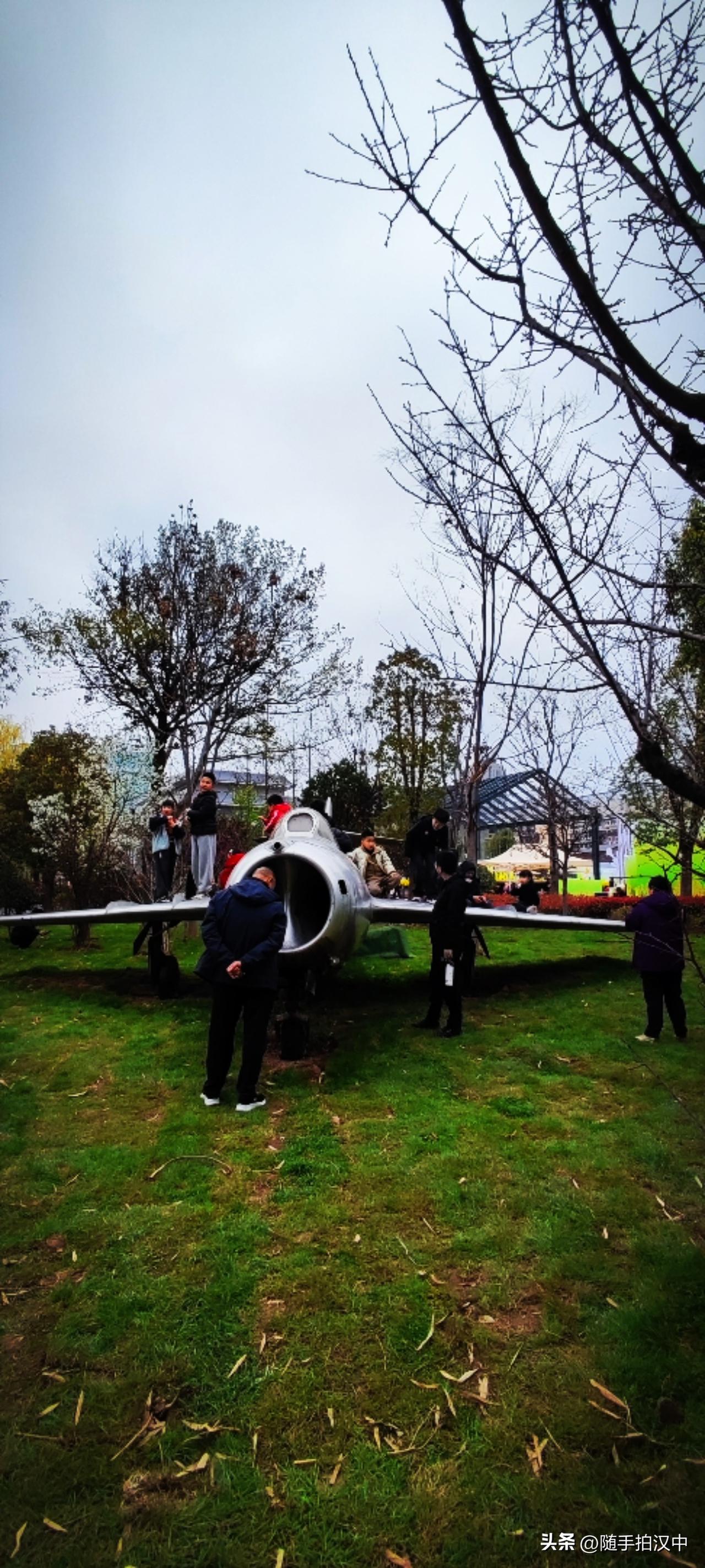 春日生活打卡季“莲花池公园里的飞机又回来了！”游人中不时有这样的话语传来。孩子们