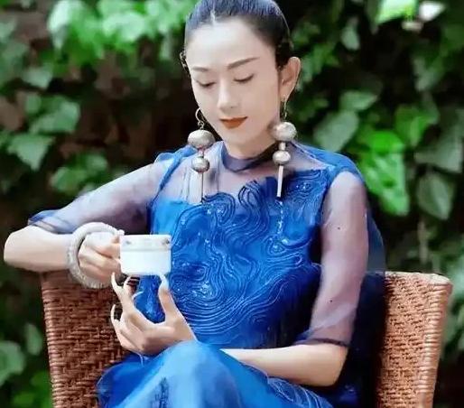 杨丽萍和富豪刘淳晴结婚。7年后，刘淳晴突然对杨丽萍说：“老婆，我想要个孩子吧！这