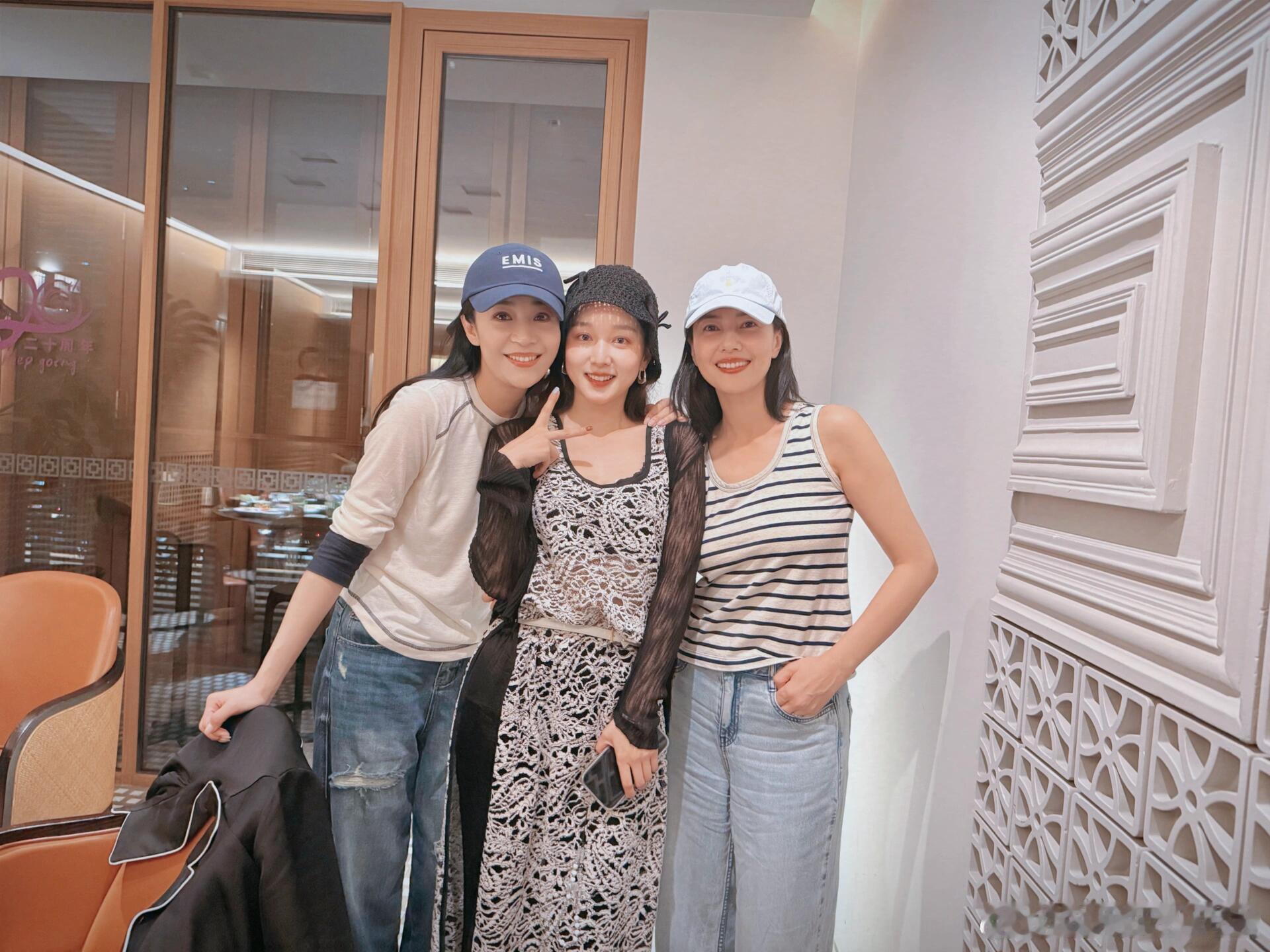 马龙老婆夏露晒与高圆圆合照高圆圆夏露合照 马龙老婆夏露晒与高圆圆合照，美女们梦幻