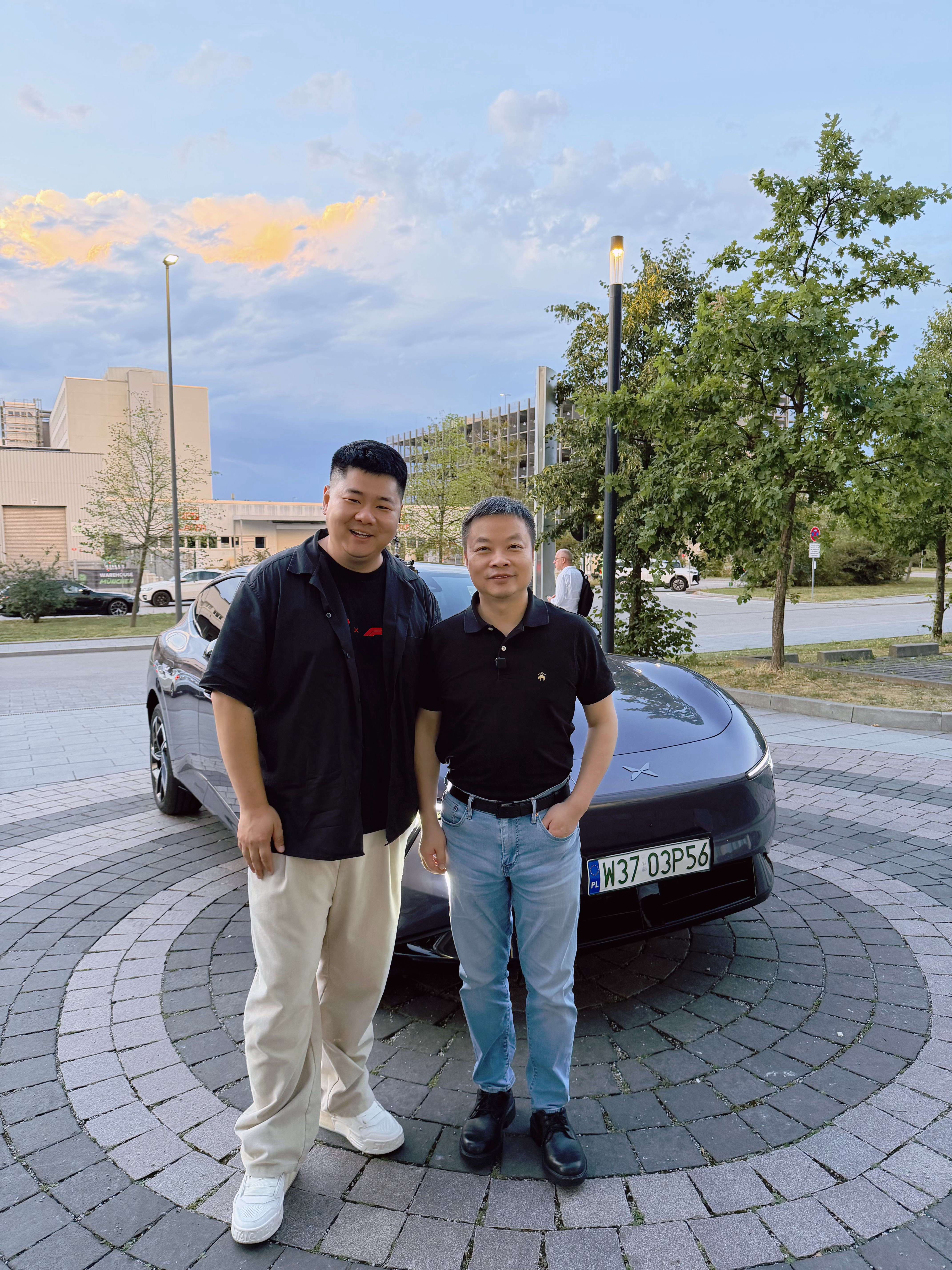 给大家介绍一下师兄的湖北老乡，在欧洲卖了超过6万台中国智能电车的男人——何小鹏。