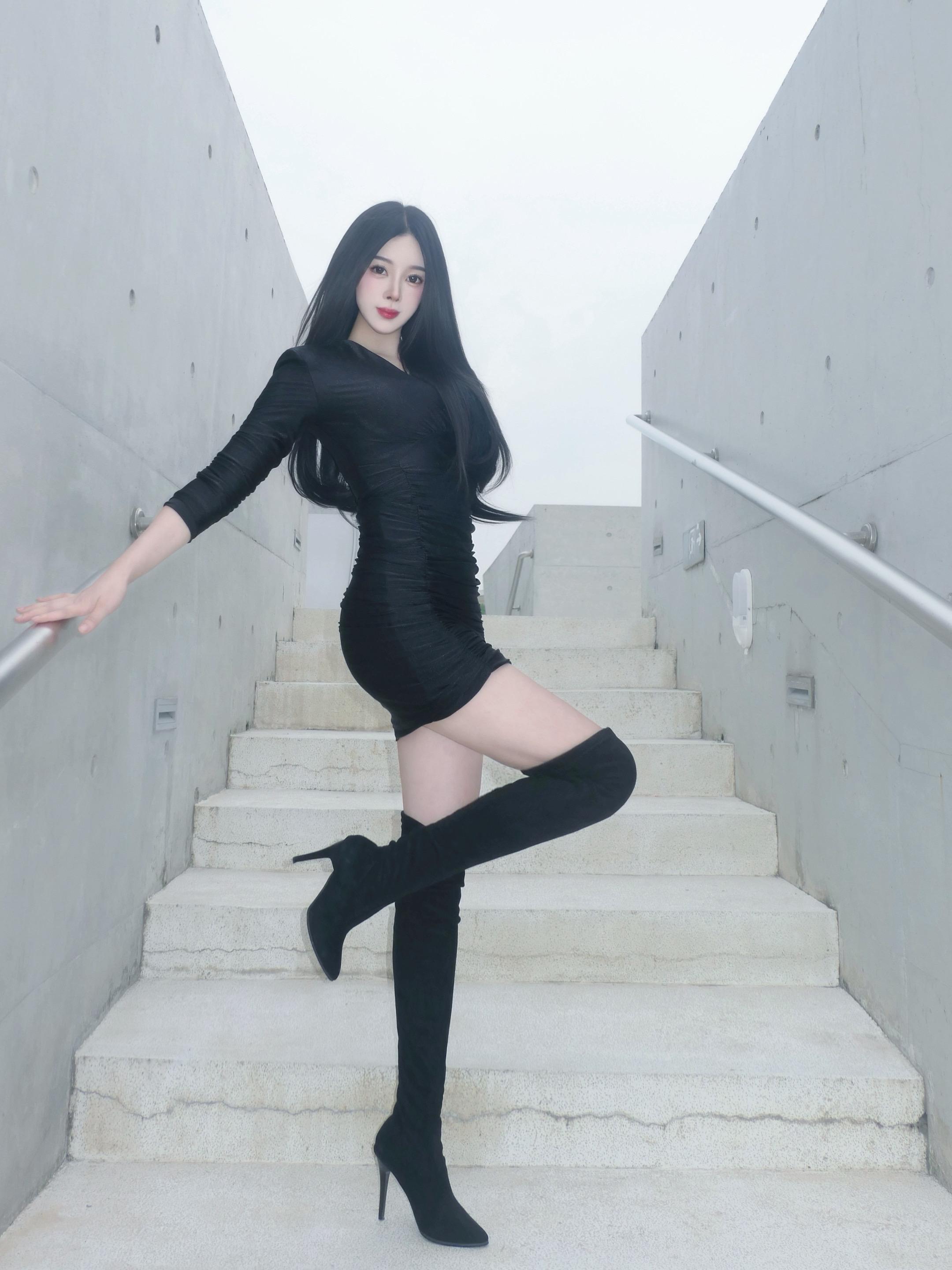她站在对面 如此鲜艳 🖤