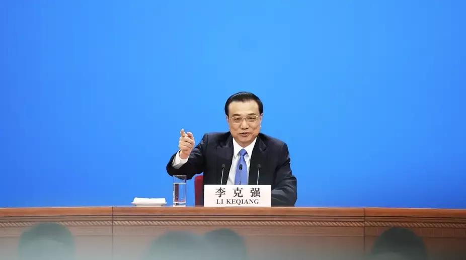 赤县正逢多事秋，
惊闻星陨万民愁。
俊英自古出荆楚，
宰辅从来起郡州。
运策十年