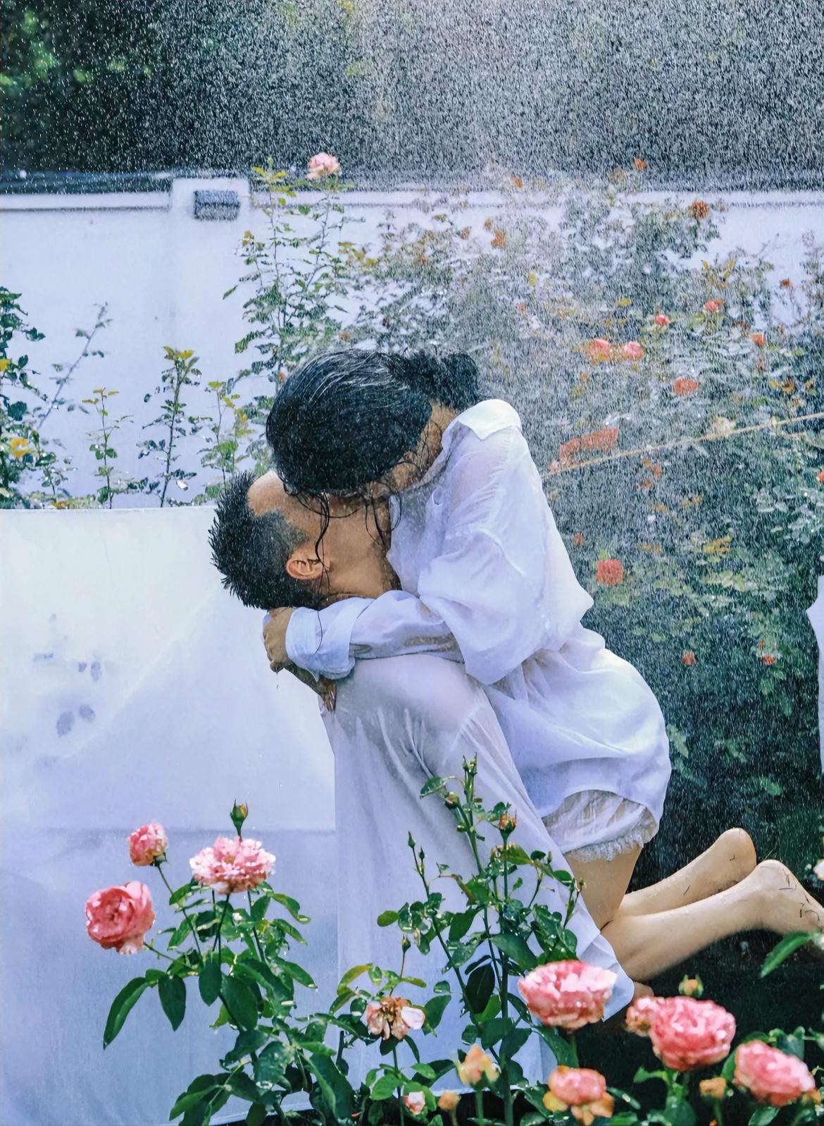 结婚三年以上，还亲亲抱抱的夫妻，真的很了不起的
检验夫妻之间感情的黄金标准就是亲