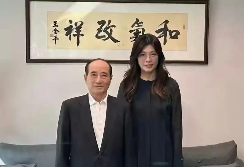 郑丽文确实格局大！
认准唯一的对手是赖清德及民进党
其他的人都可以争取成为朋友