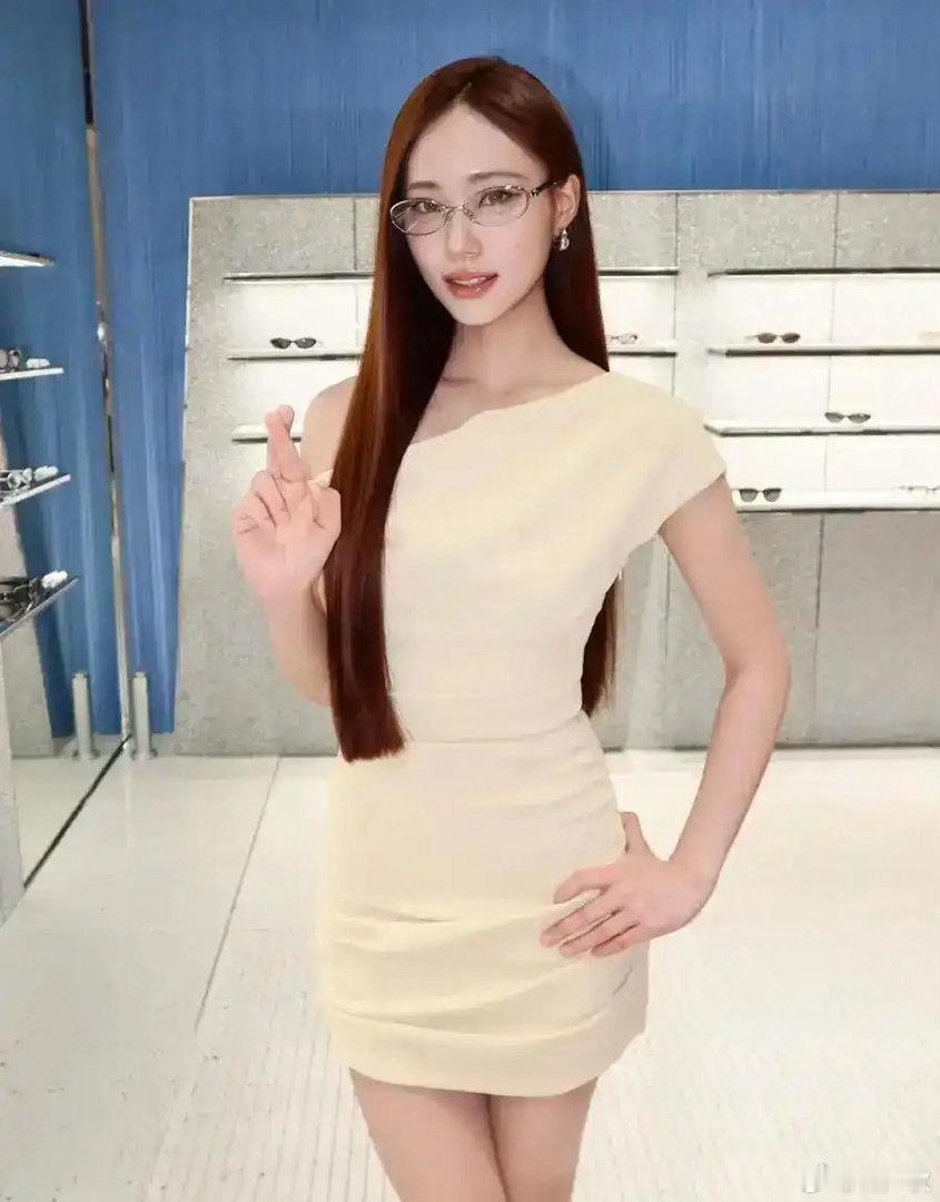 小S二女儿太有气质，穿白斜肩戴银框眼镜，这颜值完全是青出于蓝而胜于蓝 