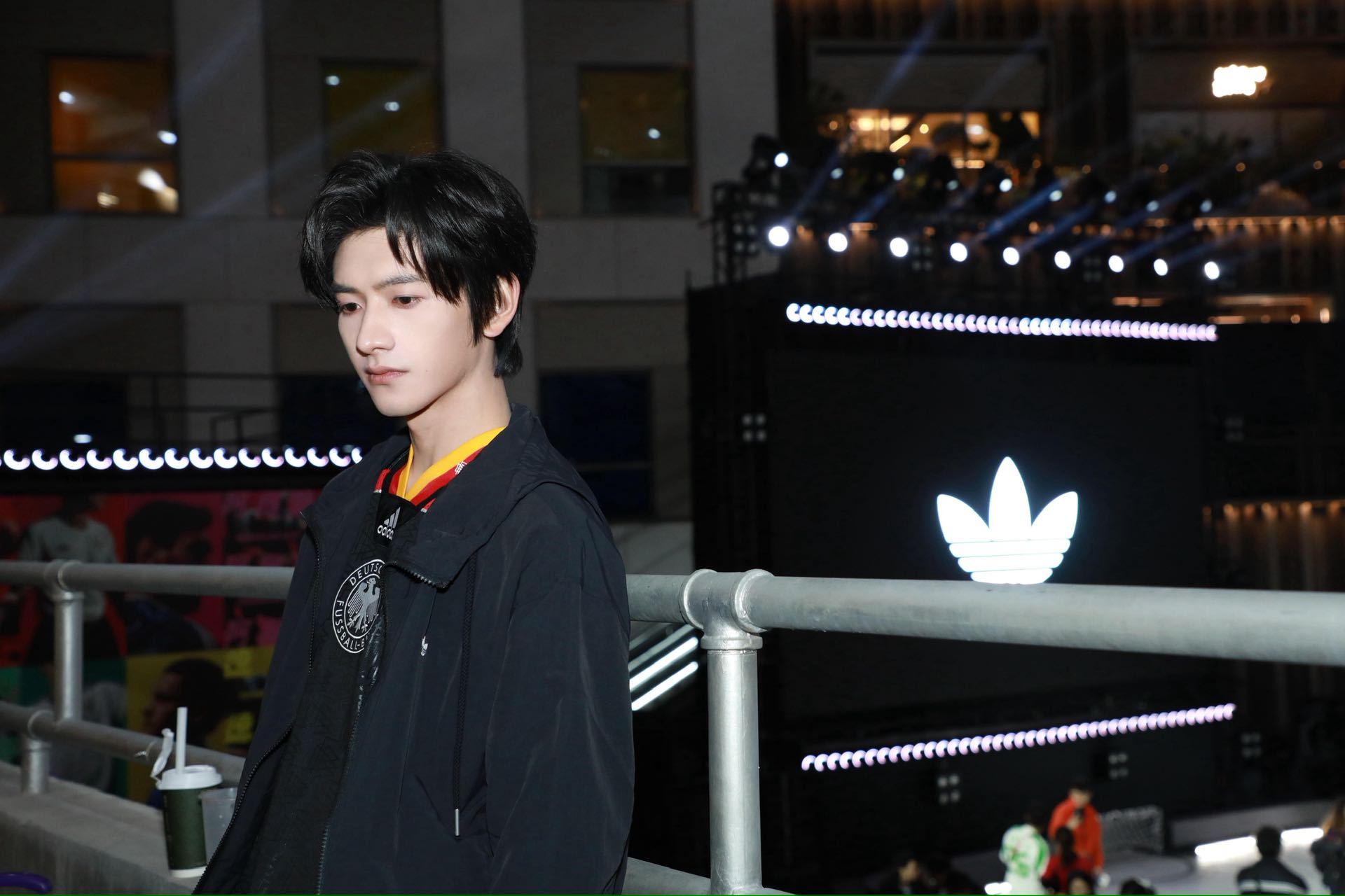 王鹤棣为师弟黄逍打call王鹤棣给师弟黄逍新综艺打call奋斗吧人生 王鹤棣和黄