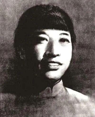 1928年，贺龙的亲妹妹被敌人押赴刑场。敌人将她的衣服扒光，把她的四肢分开绑在两