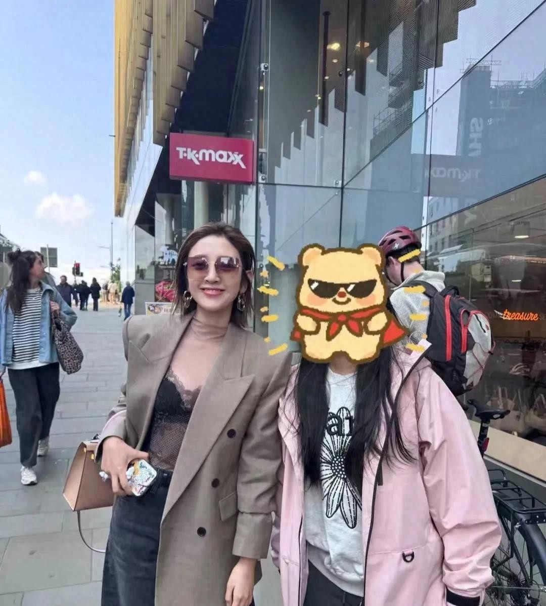 唐艺昕和张若昀在英国被偶遇，唐艺昕打扮时尚，真的是太漂亮了。 ​​​
