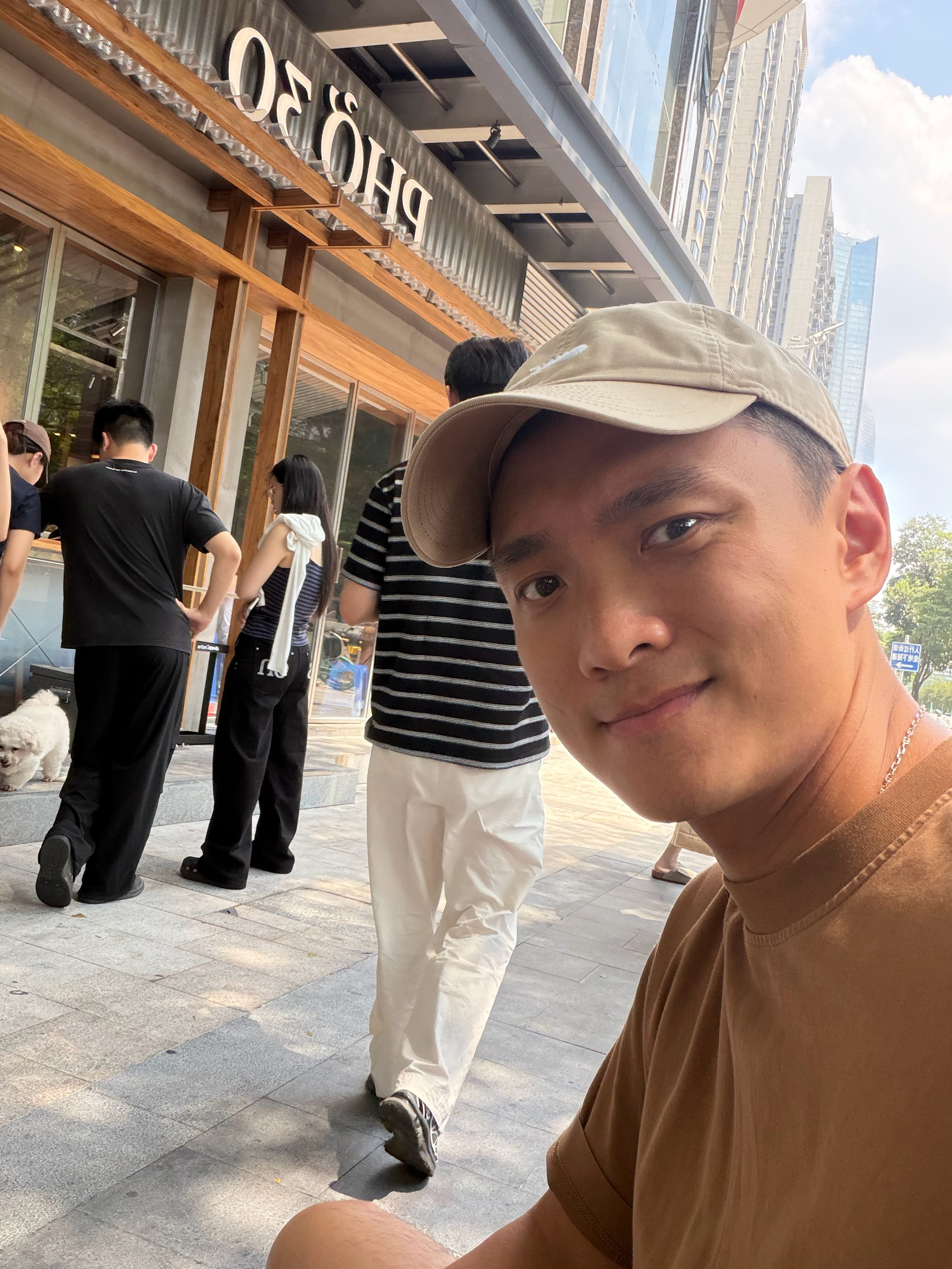 想振兴一下的店的生意结果现场太火爆了，前面二十几桌……他说给我一个优惠暗号，但不