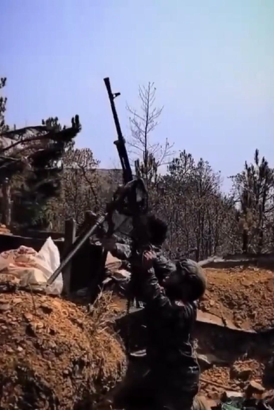 缅甸某个民地武装用这个高射机枪来防空，而且还是打这种高空飞行的军用运输机，估计皮