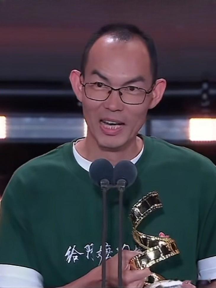全网刷屏！《给阿嬷的情书》爆火出圈。蓝鸿春再次聚焦烟火人间，细腻刻画祖孙深情，依