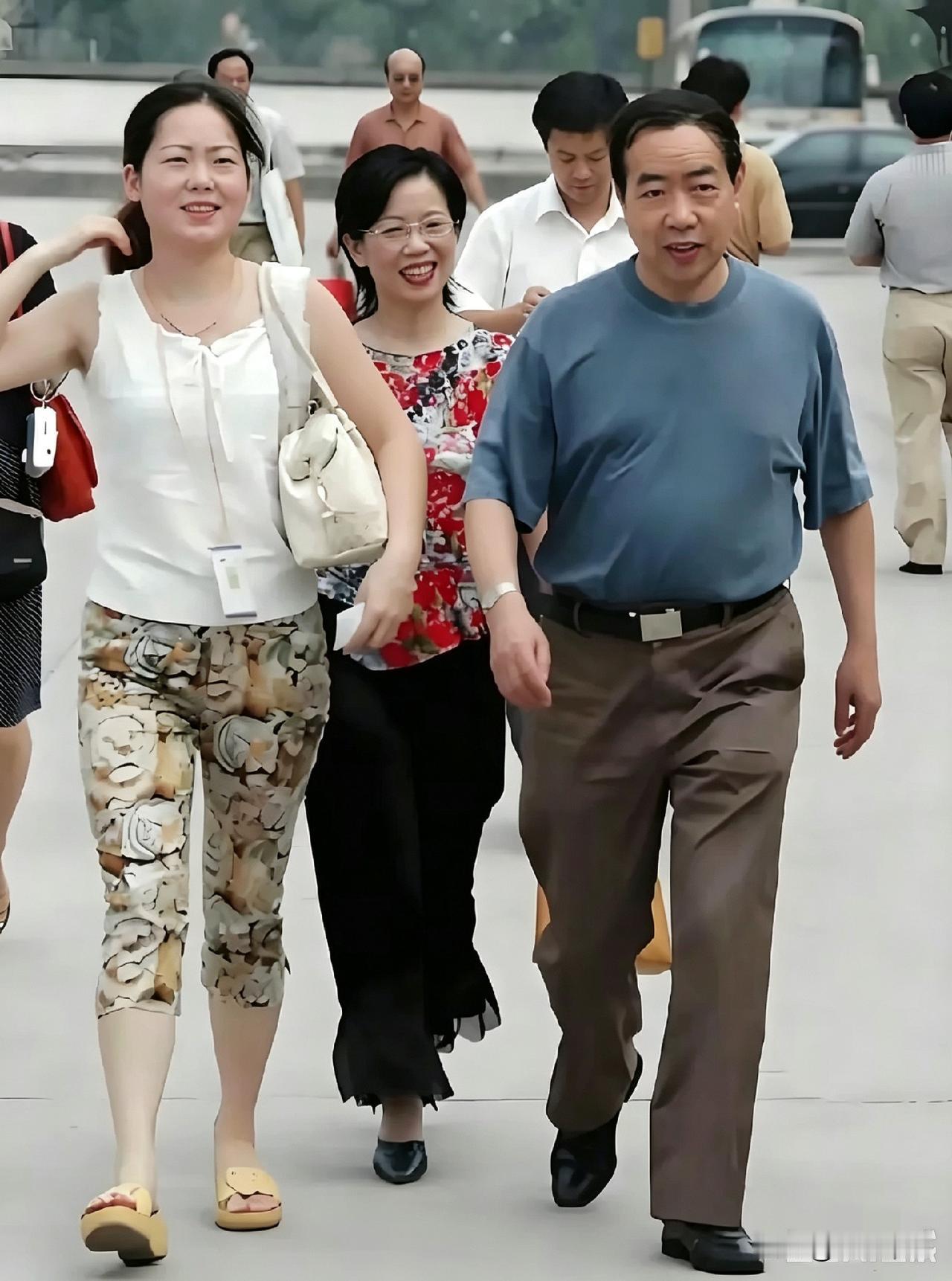 贾平凹行走在城市街头，身边美女相伴，步履从容，尽显英雄本色。