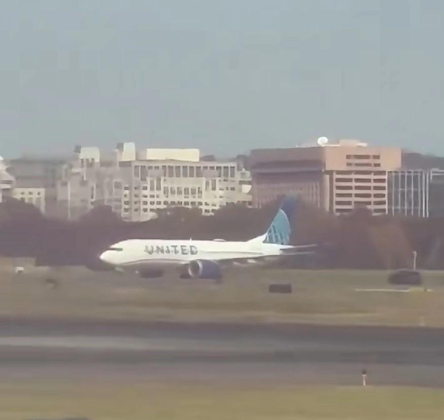 快讯！快讯！。
 
美国华盛顿里根机场方面突然宣布了航班暂停，因收到炸弹威胁。