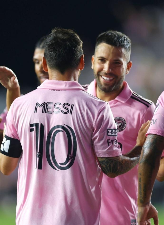 不要脸的梅西！[捂脸]C罗进球，你却玩出球迷熟悉的“巴西连线”。难道远隔万里，也