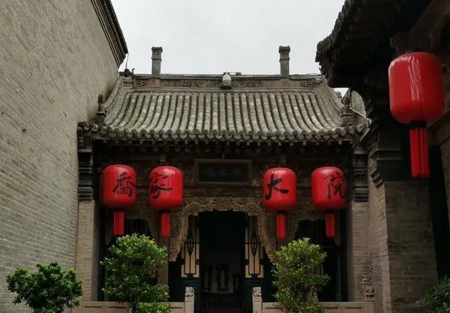 1907年，乔致庸，晚清晋商富豪去世， 享年89岁。他有6个儿子，去世时， 仅有