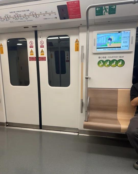 上海18号线
今早7:18上的18号线，从国权路开始一会儿说故障一会儿说故障，害