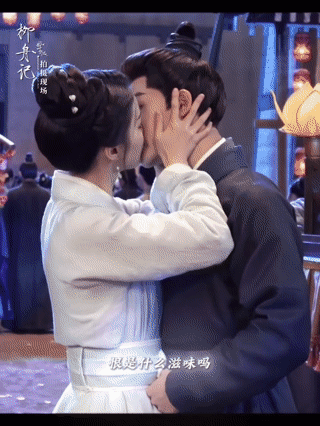 #张晚意王楚然咬唇吻花絮# 《柳舟记》谁懂崔眠夫妇咬唇吻的含金量？怪不得片场的张