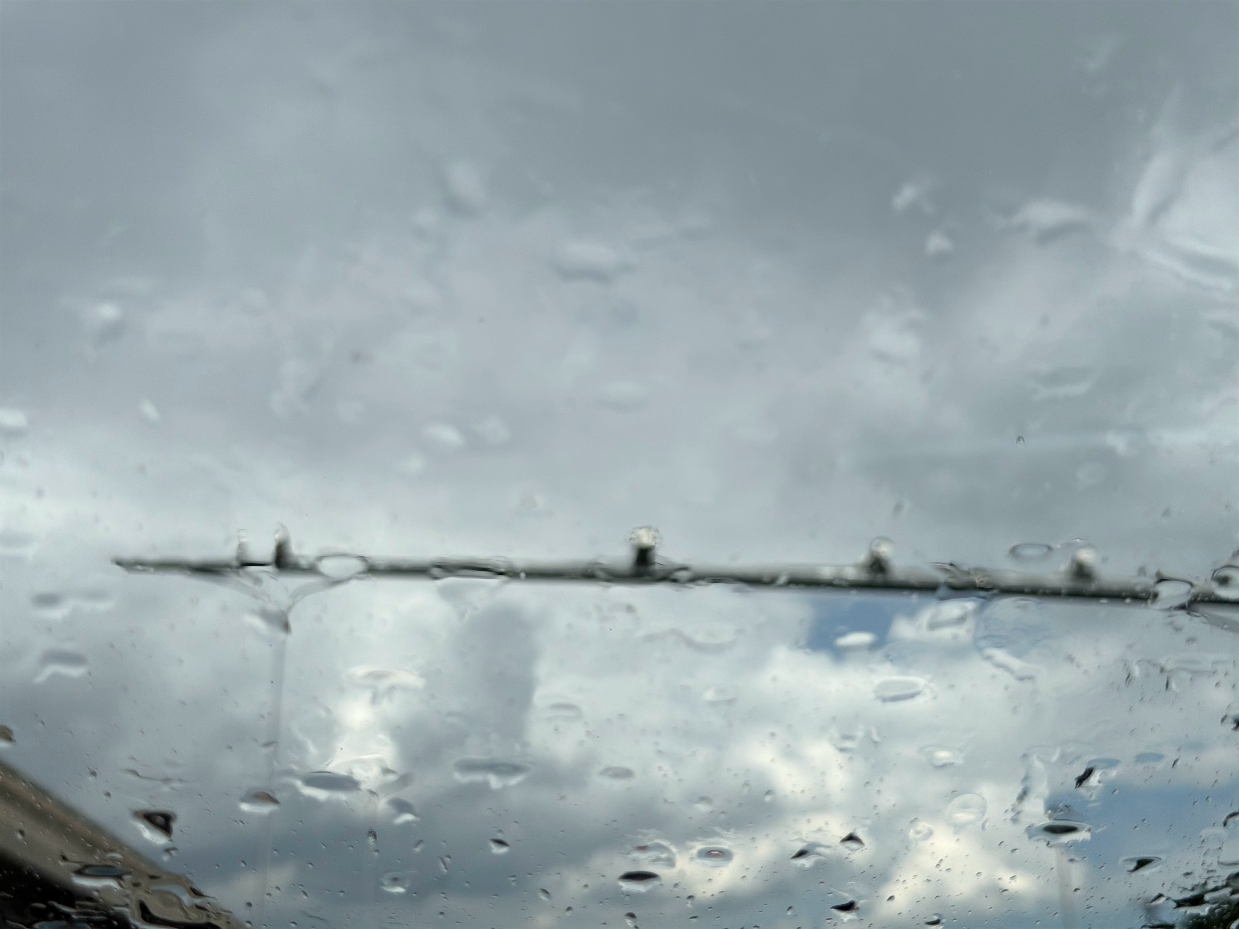 这两天北京的天气非常神奇：周六白天乌云密布大雨倾盆，傍晚艳阳高照晚霞很美；周日白