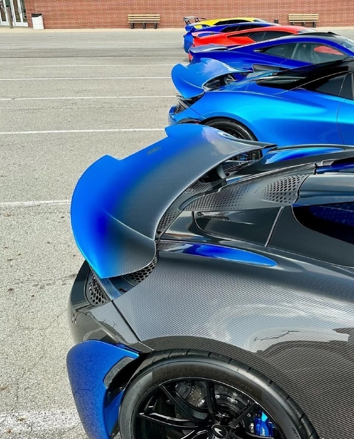 经过精心制版打造的 McLaren 765LT Spider，着实令人眼前一亮。