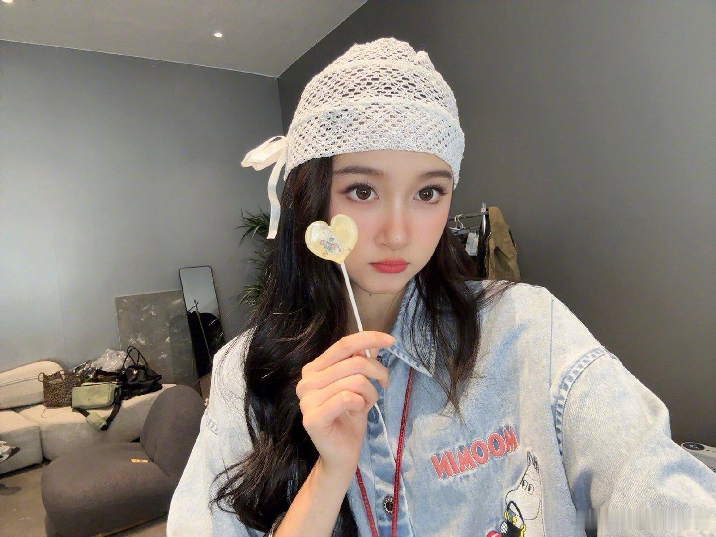 被关晓彤这身蓝色衬衫击中了！姆明联 名 款+清爽蓝色，夏日甜酷风拿捏得死 死的，