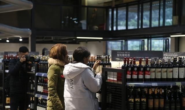 重庆市近期推出了一系列面向外籍留学生的就业便利政策，包括户籍办理和签证流程的优化