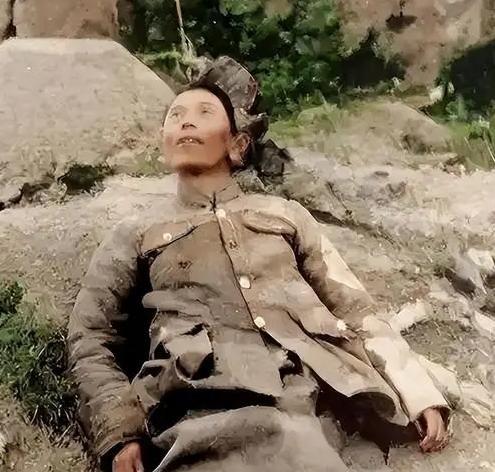 1946年国军师长戴之奇走投无路饮弹自尽，遗体倒在土堆旁军帽散落，粟裕当场下死命