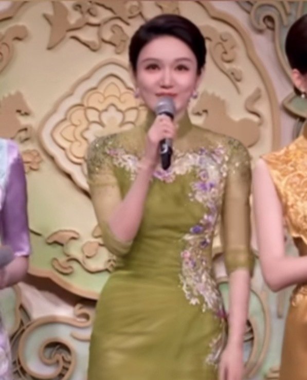 看阅兵落泪的外国小伙上春晚了龙洋的权威我后知后觉 龙洋的权威感果然名不虚传，把控