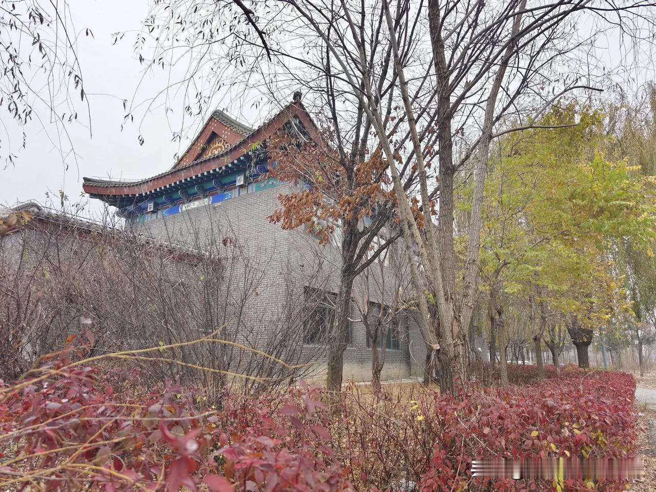 #秋日生活打卡#长春北湖公园，秋色很美，建筑很有特点，好多年没过来了，这里建筑得