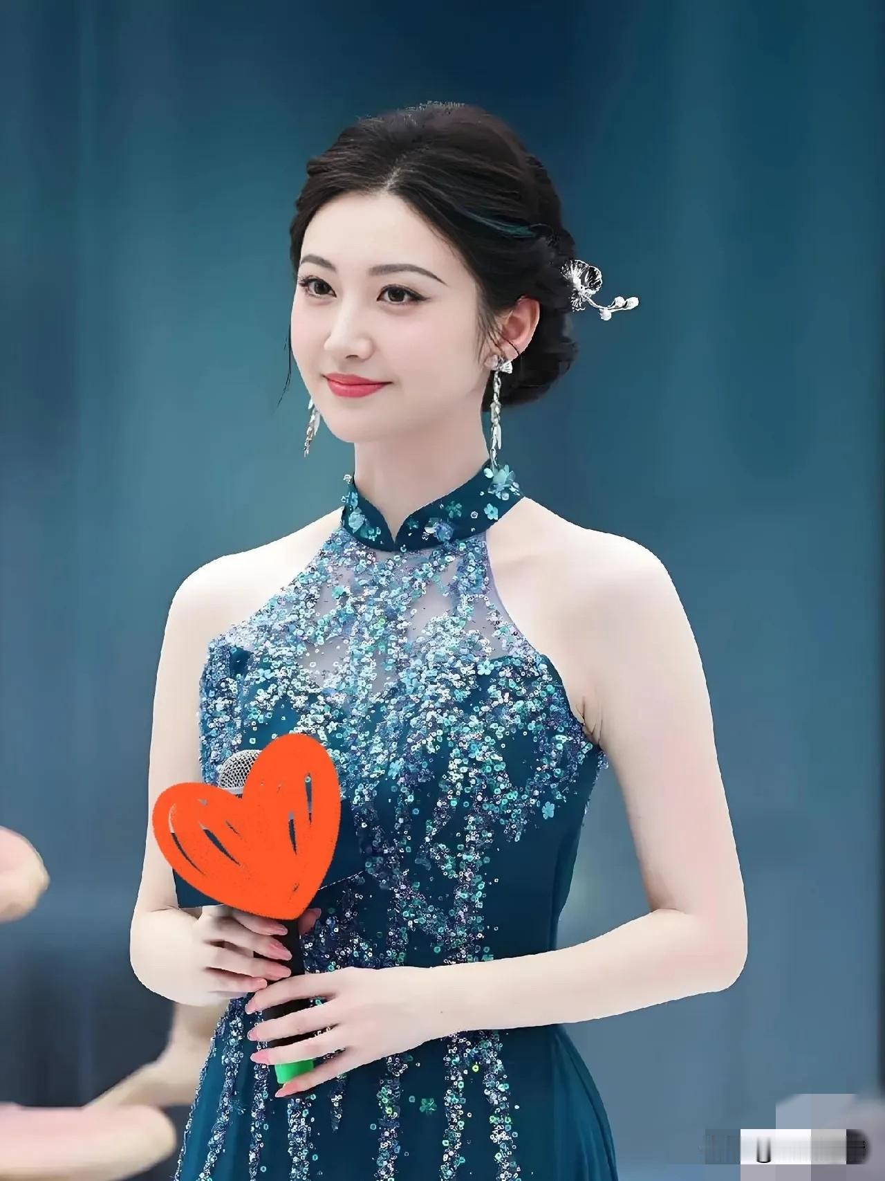发现了没，景甜有个很明显的特点，倒不是因为她变老了，而是她明明已经38岁了，依旧