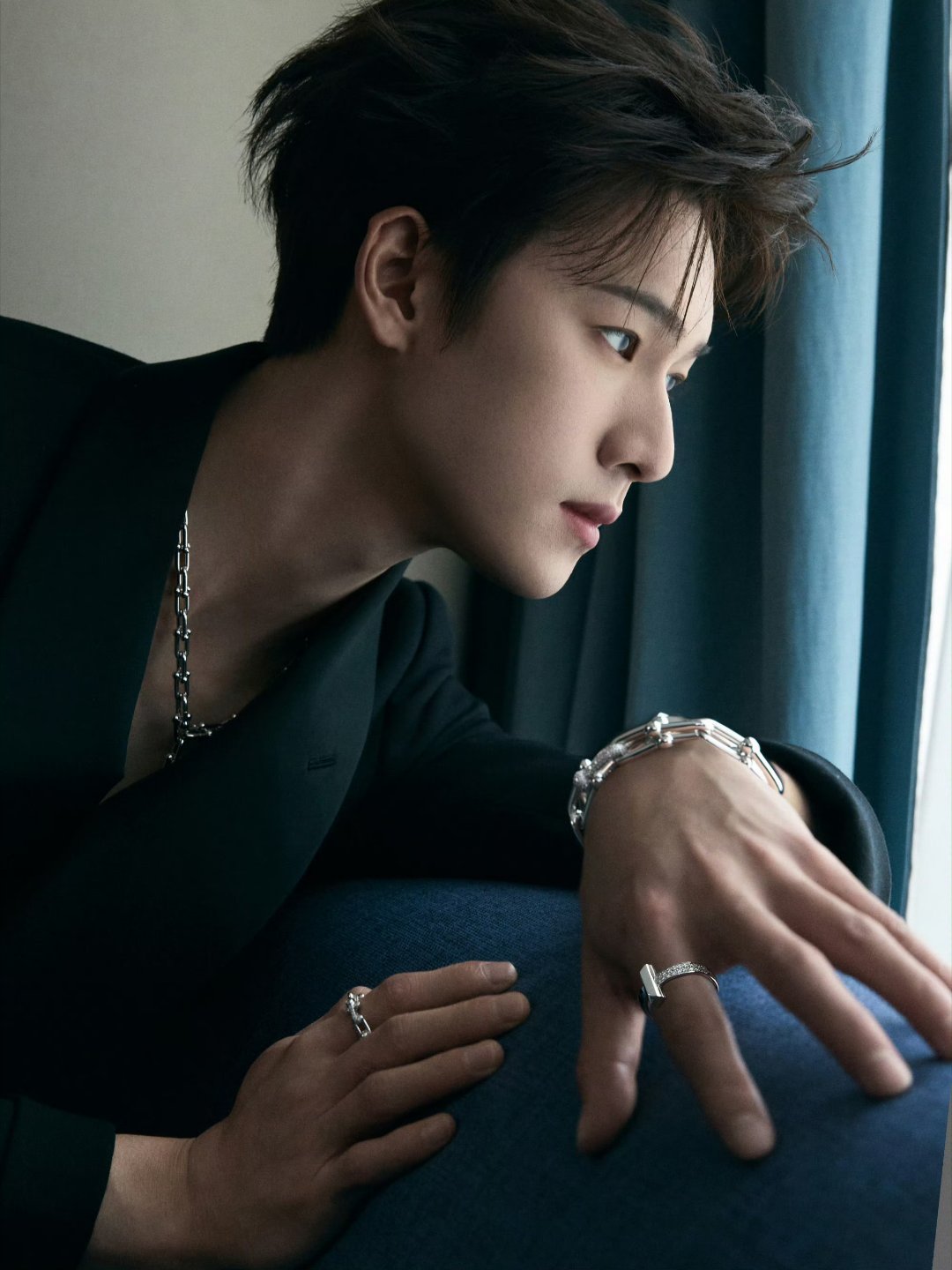 李昀锐Tiffany今日活动现场，剪彩时的特写太好看了 ，完全是daddy 