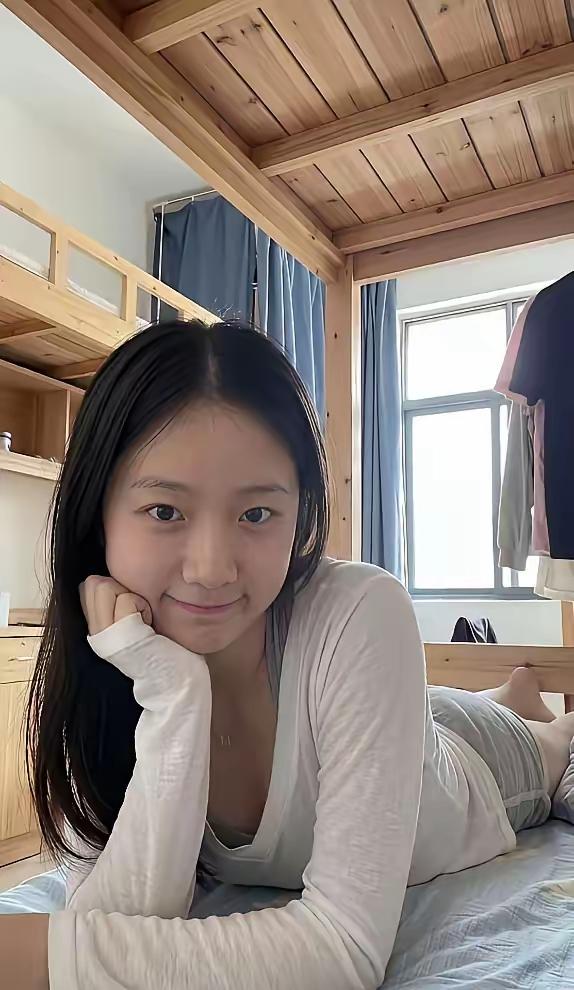 ☀️ 宿舍的木屋顶漏进细碎阳光，软乎乎的白衫裹着松弛的午后，就着慵懒的笑意，把平