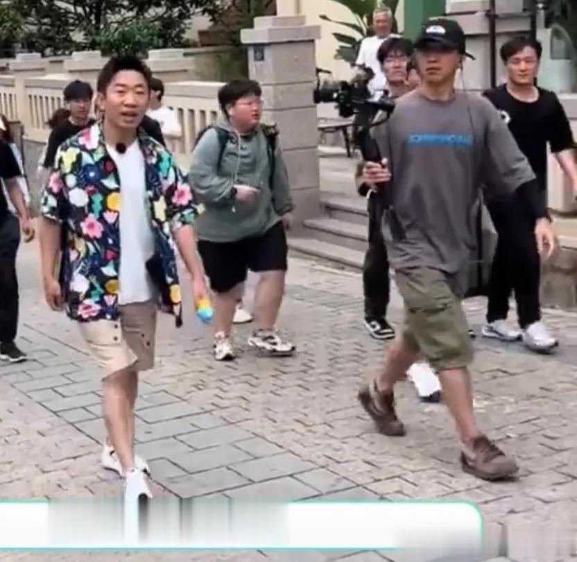 #杨迪 青岛录制节目，工作人员拦道开
路，被拦女孩当场怒怼，杨迪一脸尴尬，跑的比
