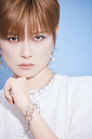 李宇春吉他弹唱李宇春这段弹吉他i到我了 果然摇滚永远是李宇春的主场，手握吉他开唱