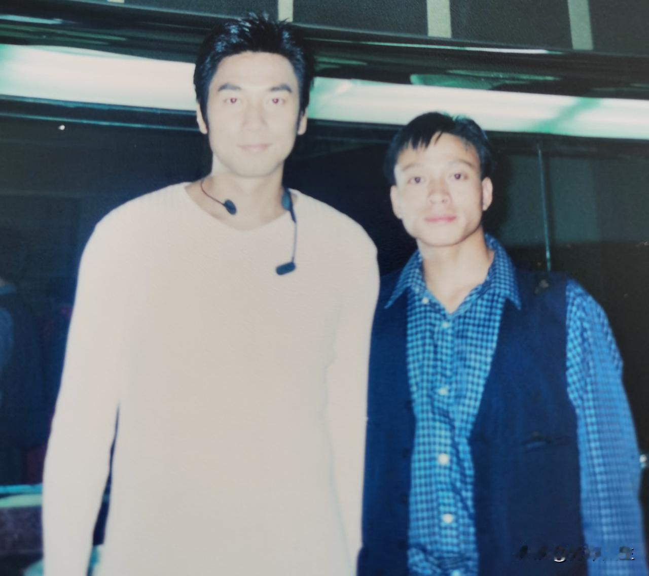 分享一张相片，这张相片可不只十年历史了。那是在中央台参加活动时，偶遇了林依轮。那