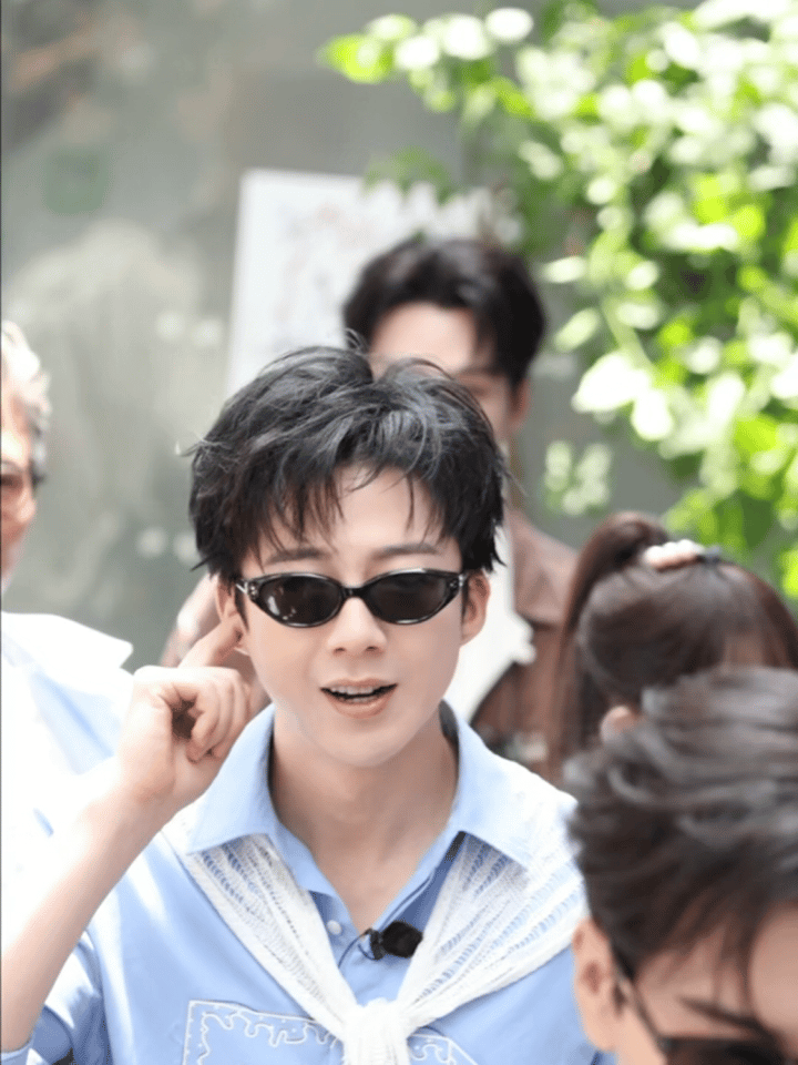 开水壶炸了，不好意思刘宇宁地球超新鲜 .刘宇宁