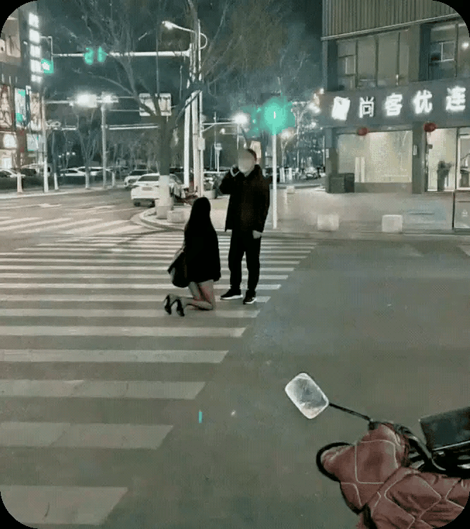 这小伙牛，当今社会还能让美女下跪却视而不见！